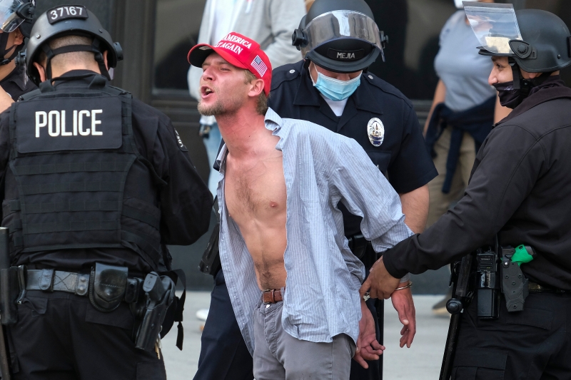 警方拘捕一名特朗普支持者。