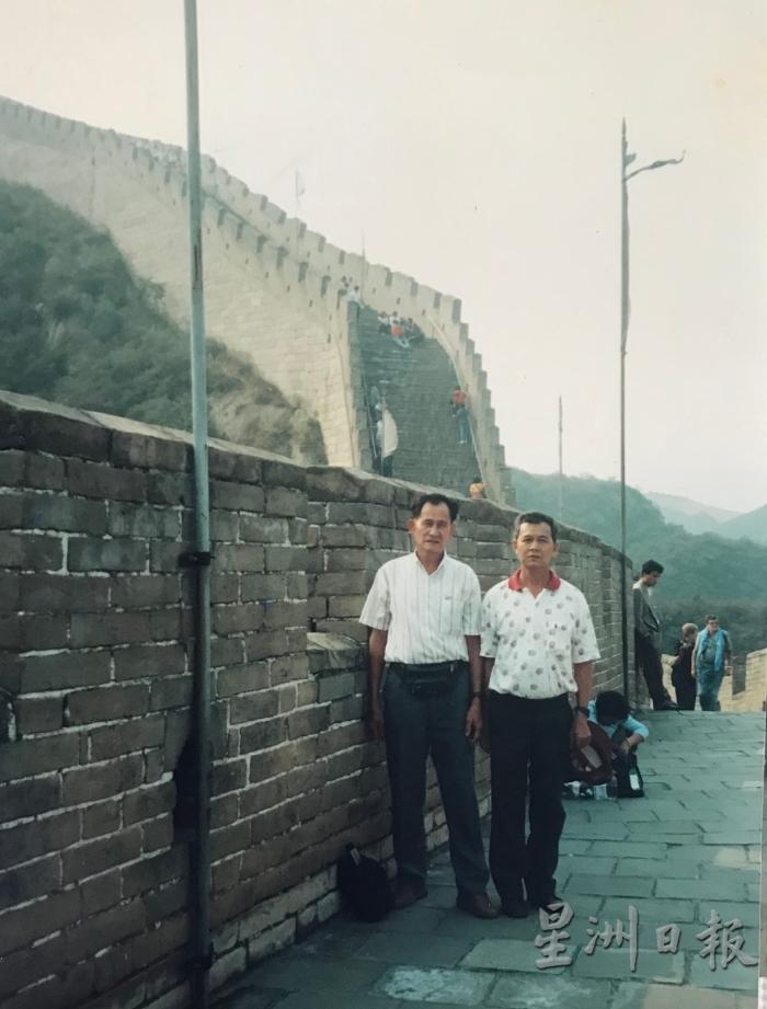 魏光明（左）游览长城时与友人合影，图中长城台阶陡峭，体力欠佳很难走完八达岭路程。