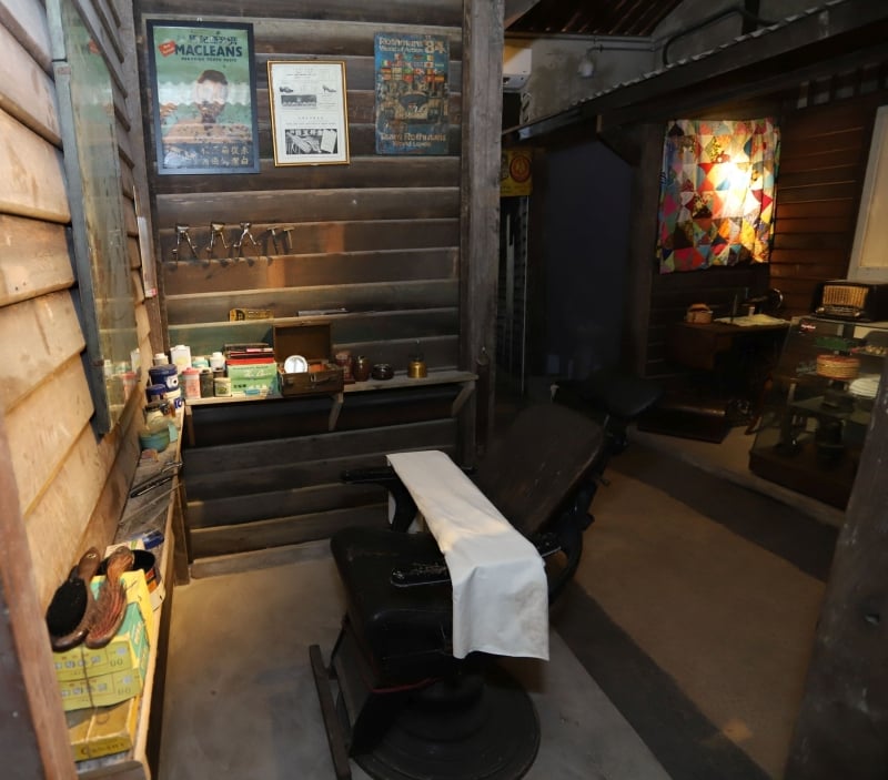 发展芭缩影有50年前的理发店、裁缝店等,主要是与刀剪相关的行业。 发展芭缩影有50年前的理发店、裁缝店等,主要是与刀剪相关的行业。