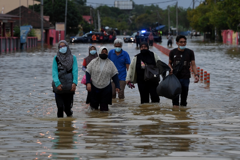 甘马挽县灾情严重，许多地区淹水，居民紧急撤离到疏散中心。