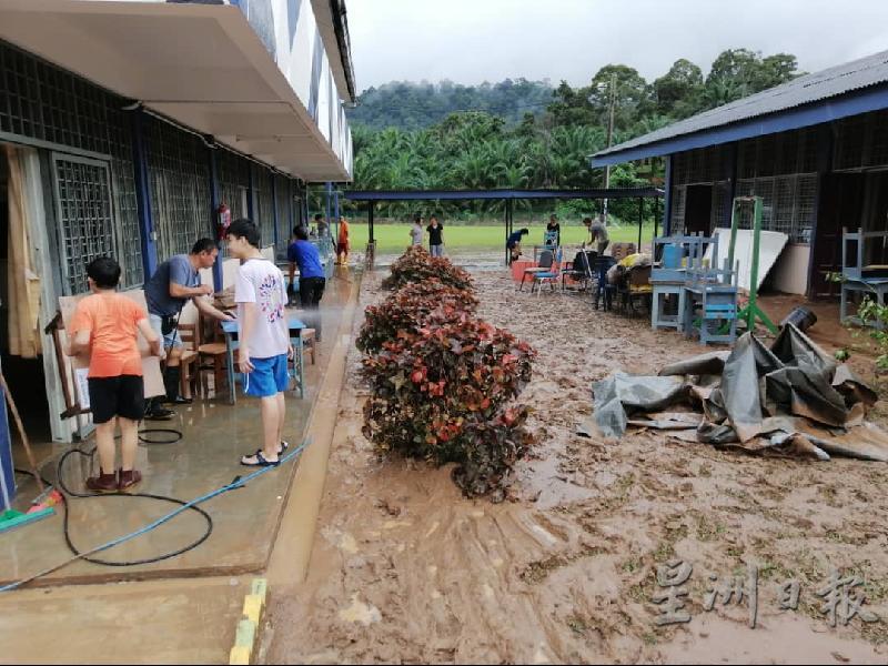 灾后趁天晴水退的当儿，学校动员回校园打扫。