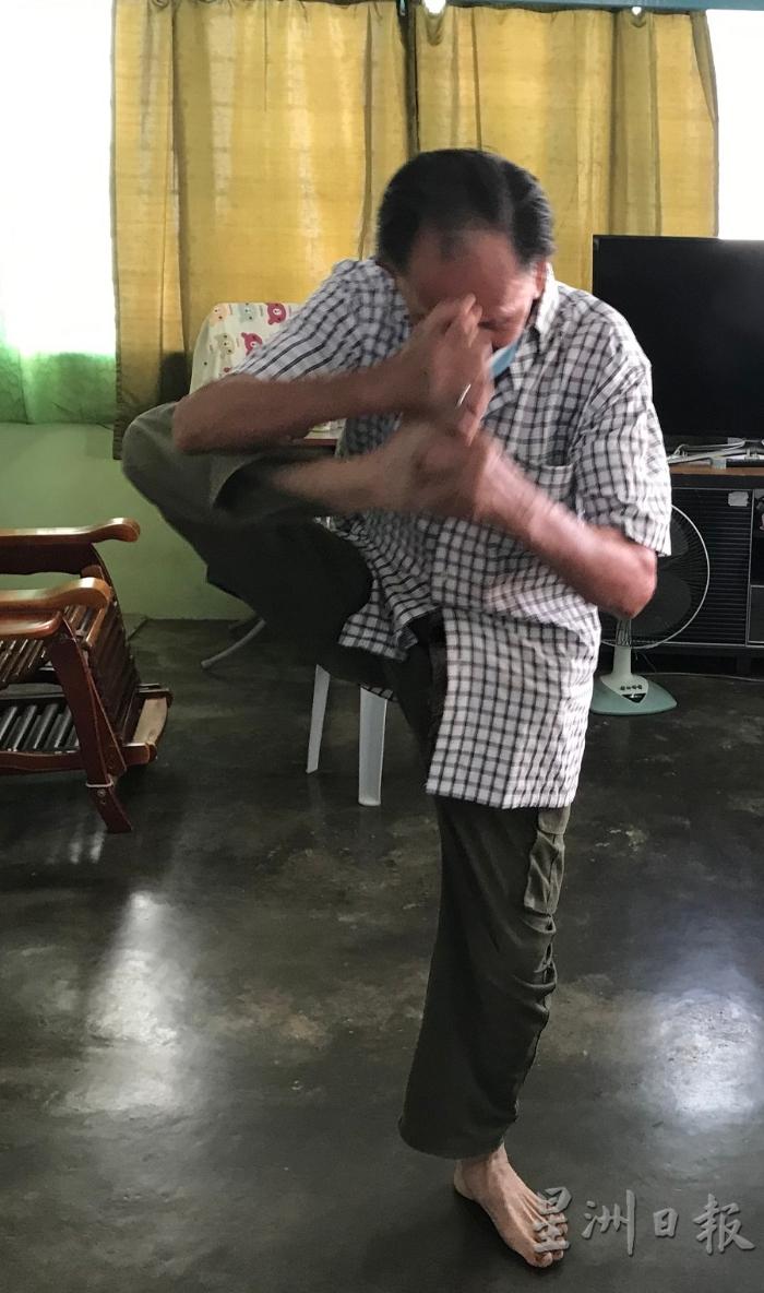 81岁高龄的魏光明还能做出“金鸡独立”单脚站立姿势，相当不简单。