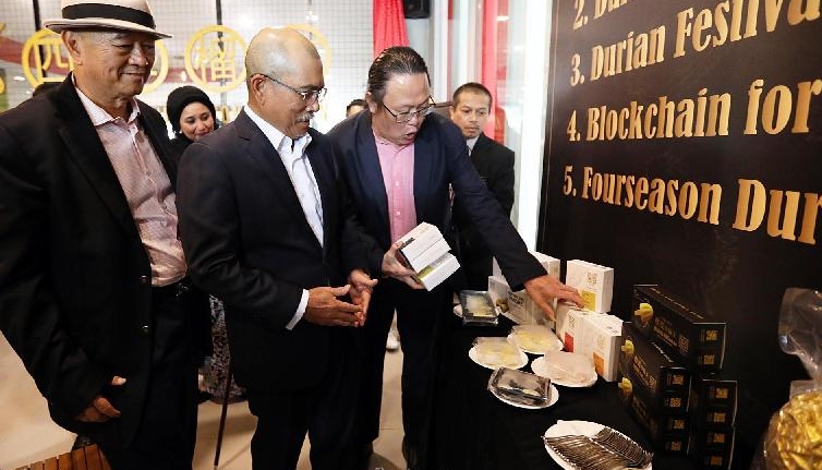 Ronald Kiandee (C) looking at durian products at the launch of Unicorn Durian Four Season Hotel. On his right is Lee Kim Yew. Ronald Kiandee (C) looking at durian products at the launch of Unicorn Durian Four Season Hotel. On his right is Lee Kim Yew.