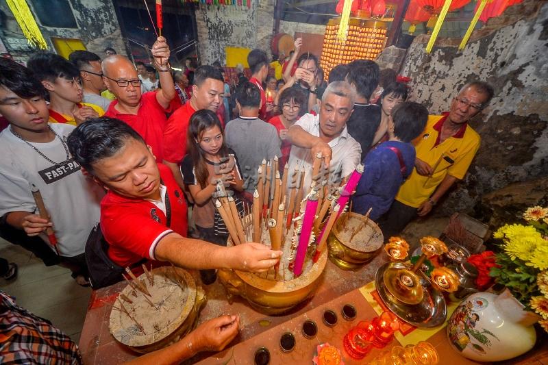 大部分神庙保持点头香仪式,但善信必须遵守标准作业程序,不会出现拥挤现象。