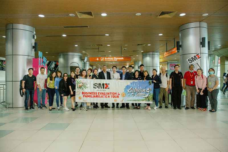 行动管制令（MCO）后，纳闽在去年9月迎来第一个来纳闽旅游及考察的马来西亚中小型企业公会团队，由陈宝统（左三）负责带团。