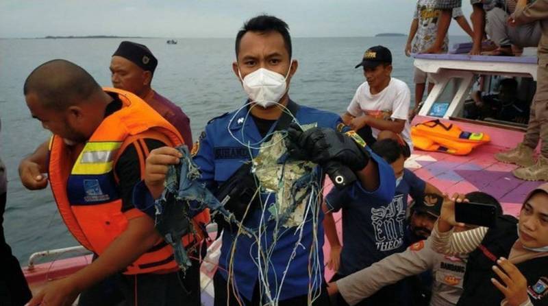 在飞机失联地点附近的警察单位联同居民在马岛水域发现金属残骸。缆线和牛仔裤的物品。（互联网照片）