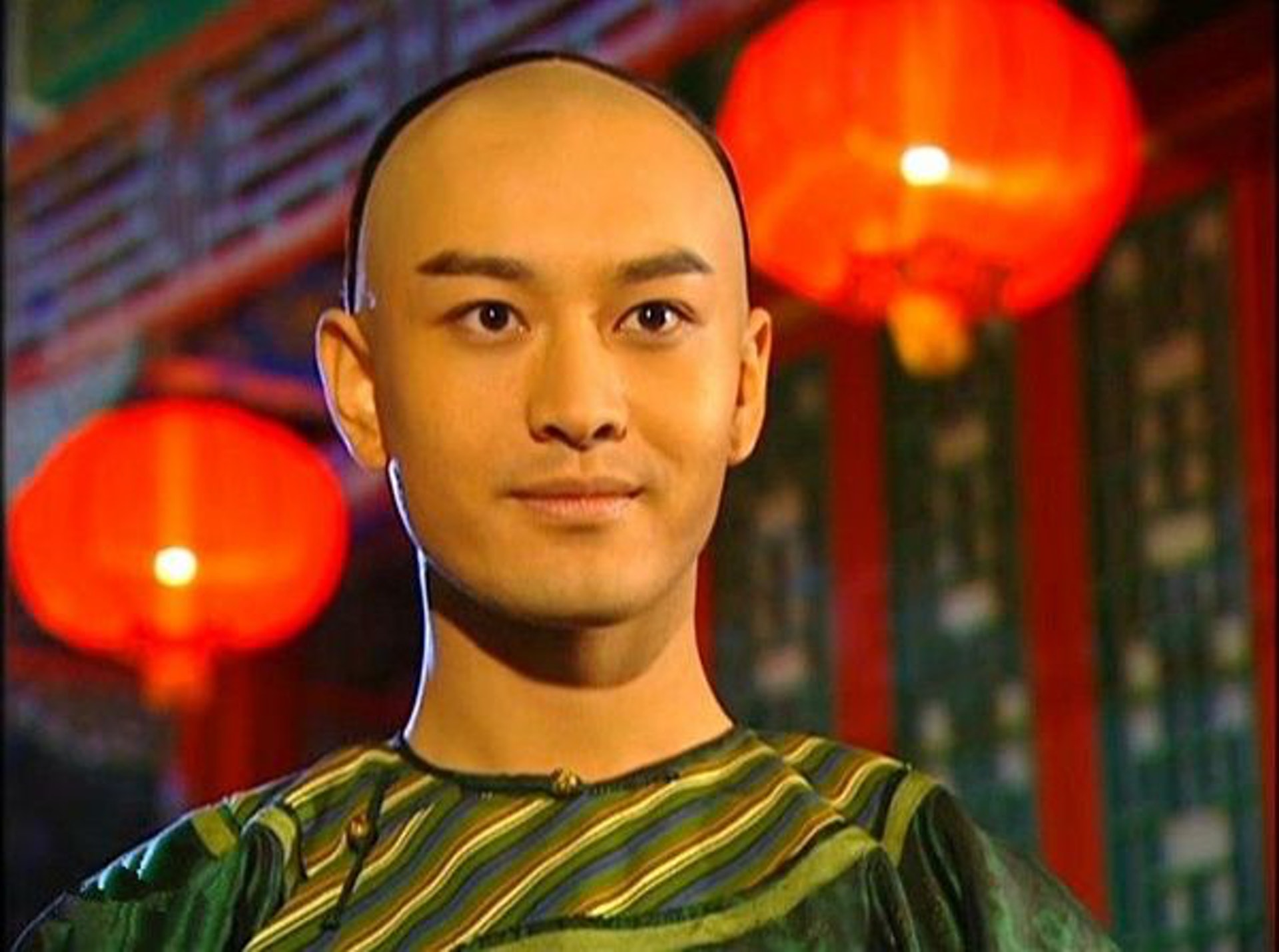 刚出道不久的黄晓明在《还珠格格3》饰演萧剑，与秦岚传出绯闻。