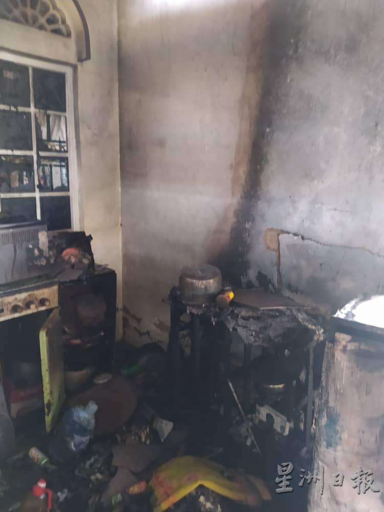 住家厨房部分被大火烧毁。
