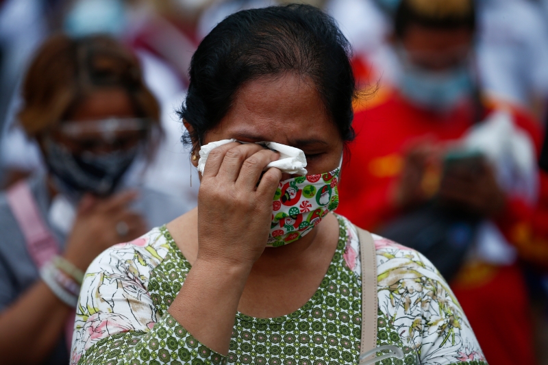 一名妇女信徒在黑耶稣节弥撒活动上落泪。

