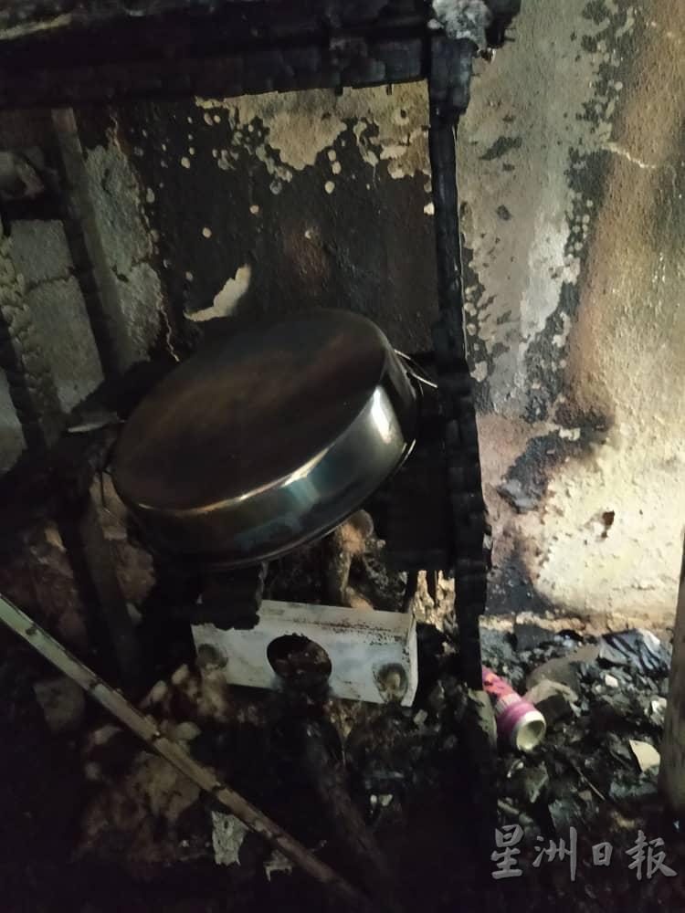 厨房炊具被大火烧毁。