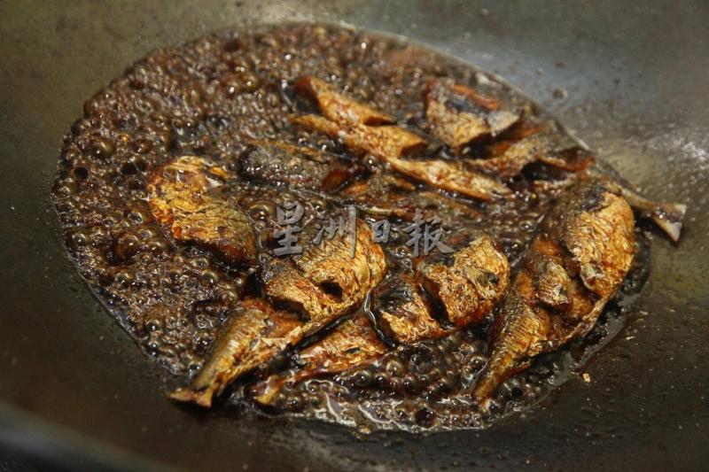 最后放入炸好的沙丁鱼，小火焖煮至收汁即可。