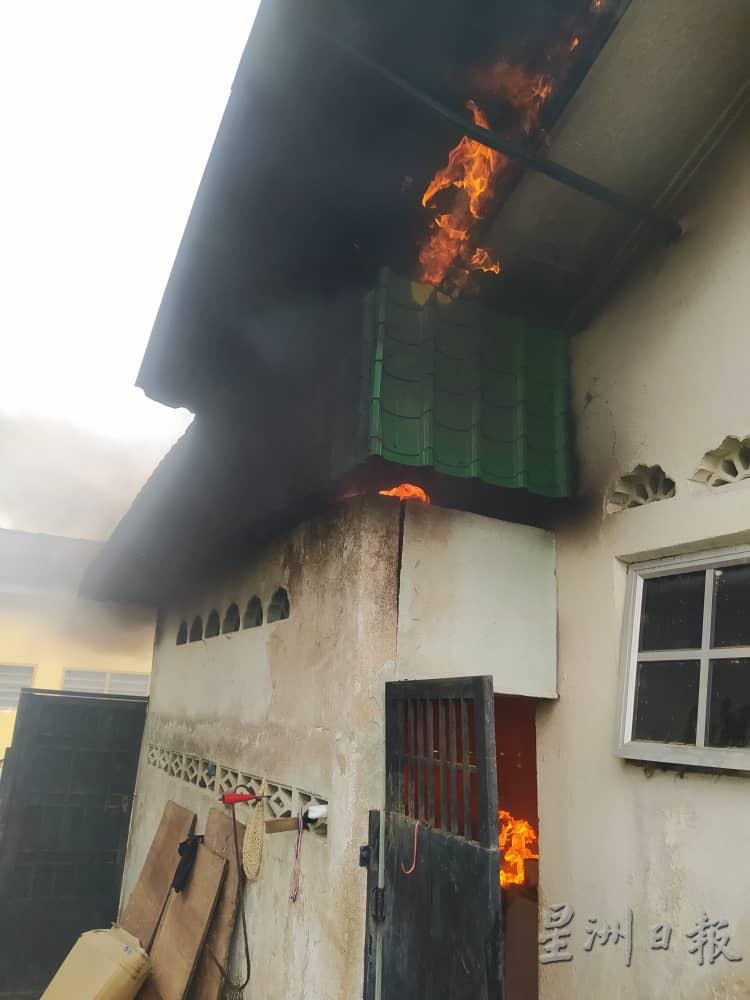 住家厨房遭遇大火，所幸消拯人员及时赶到扑灭火势。
