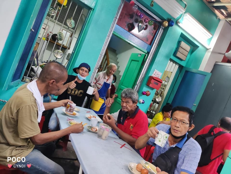 不管华人、马来人、印度人，甚至曾经坐过牢的更生人，都能坐在同一个桌子一起吃饭喝茶聊天。

