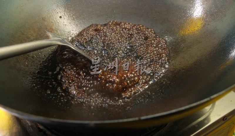 所有调味料倒入锅中，开中火翻炒至糖完全融化。
