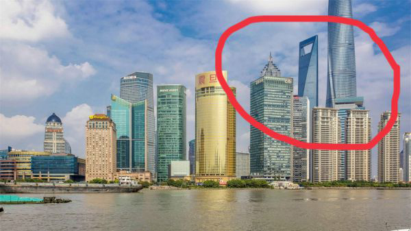 眼尖的网民发现照片中从玻璃上的倒影，能看见对面的上海外滩标志性建筑震旦大楼边上的高楼。