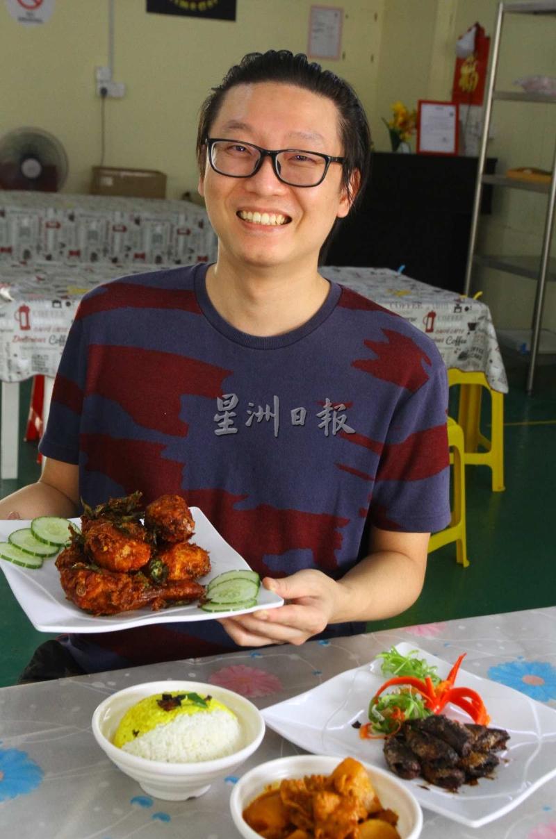 曾国隆与读者分享招牌香料炸鸡、咖哩猪肉片及古早味酸甜鱼的做法。