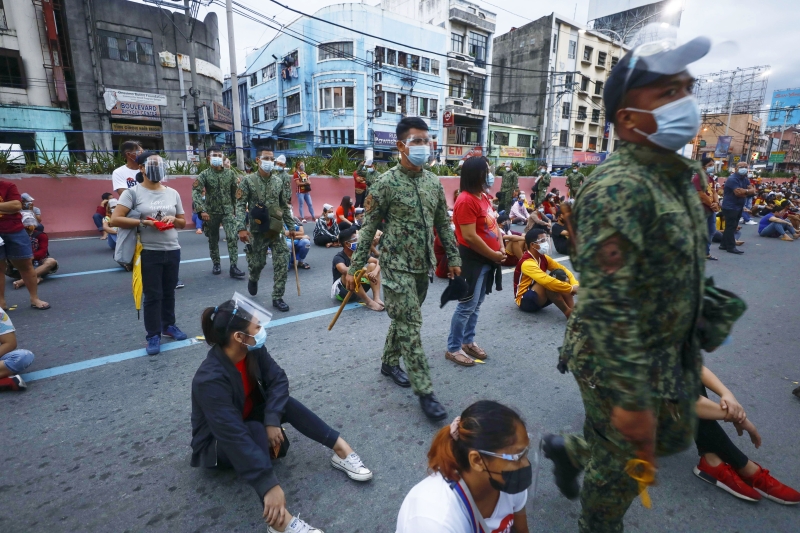 菲律宾警方到到场维持秩序的同时，也在检查参与的民众是否有遵守防疫措施。

