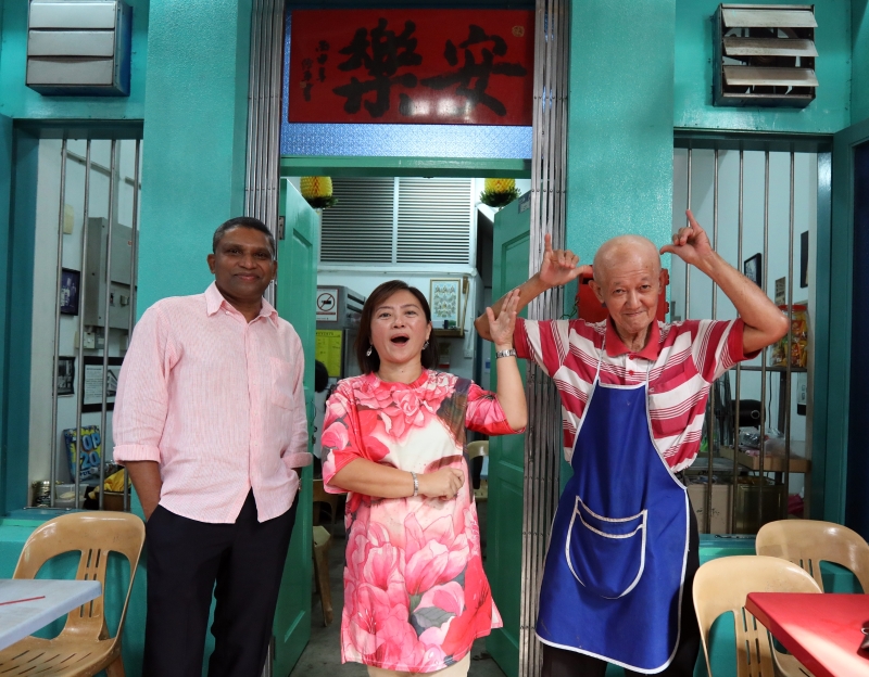 杨辛娣（中）在李昭瑾（右）的茶室成立“茨厂街关怀”组织，在席尔瓦姆的协助下，为茨厂街一带的流浪汉提供一个可让他们坐下来享用免费餐点的地方。
