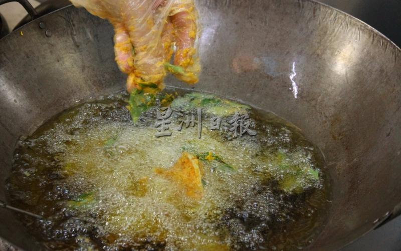 热锅里烧热180摄氏度的热油，放入腌制好的鸡肉，油温会逐渐降温，让其保持在140摄氏度并油炸约12分钟，即可捞起。
