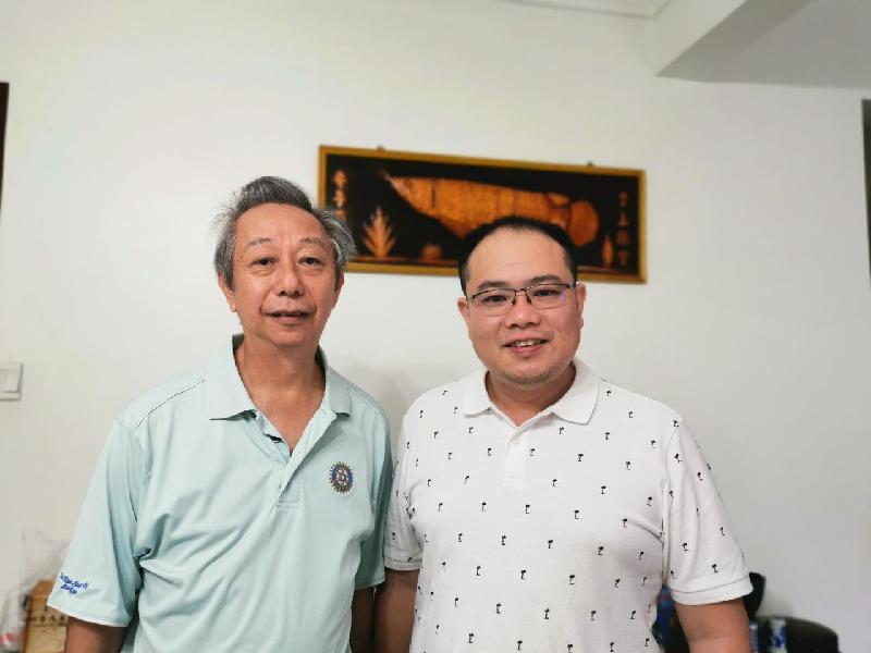 笔者薛君毅（右）与邱志华合影。