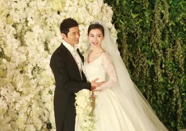 黄晓明和Baby于2015年举行瞩目的世纪婚礼，如今大家却在等两人官宣离婚。