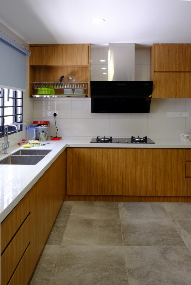 湿厨房沿用白色及木色系风格，简约时尚又带有自然质朴的气息。