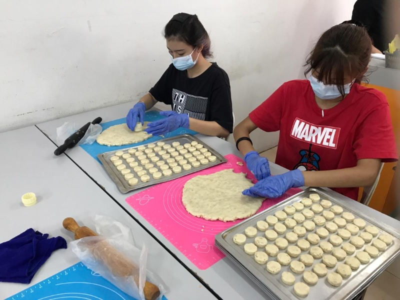 员工们制作年饼。

