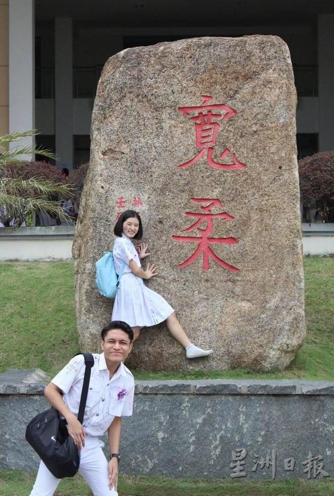 自小接受华文教育的菲道尔也是“宽柔人”，图为他和同学在古来校园拍摄的趣味照。