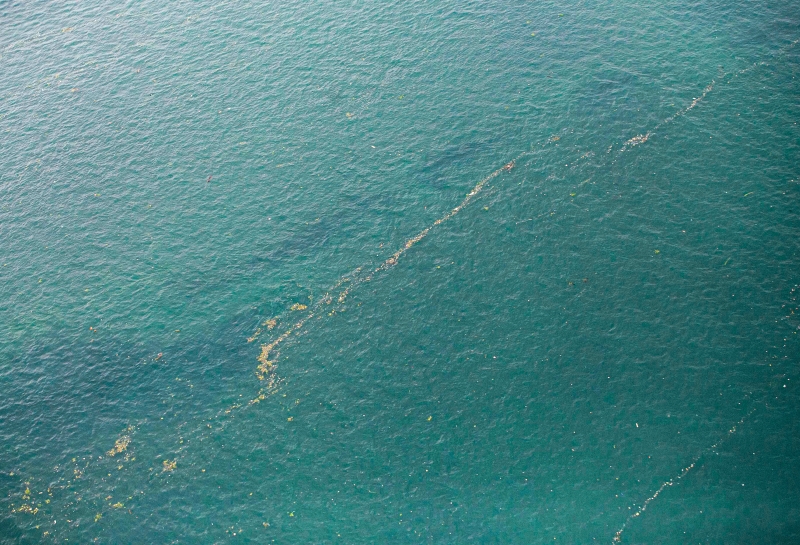 印尼空军的高空拍摄显示，坠机的油渍和碎片漂浮于海面。（美联社照片）