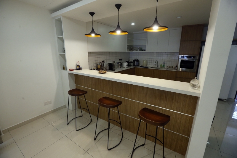 乾厨房与吧台结合，以白色及木色系为设计，简约而干净。