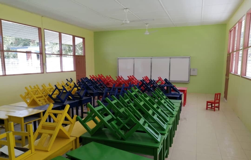 完成装修后的平民幼儿园开设两班，每班可容纳25人。