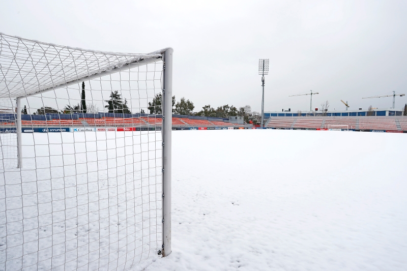 马德里迎来近50年最大的降雪，导致马德里体育会周六主场赛事展延。图为马体会训练场地遭雪“淹没”画面。（照片来源：马体会官推）