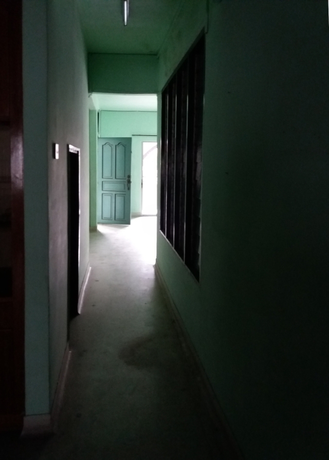 原本楼下房间占据空间，剩下一个小走廊，让室内显得阴暗窄小。
