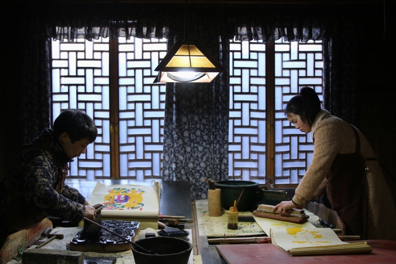 滩头木版年画是湖南省唯一的手工木版水印年画，以浓郁的楚南地方特色自成一派。