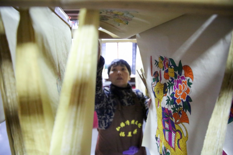 滩头木版年画艺人尹冬香在晾晒年画。