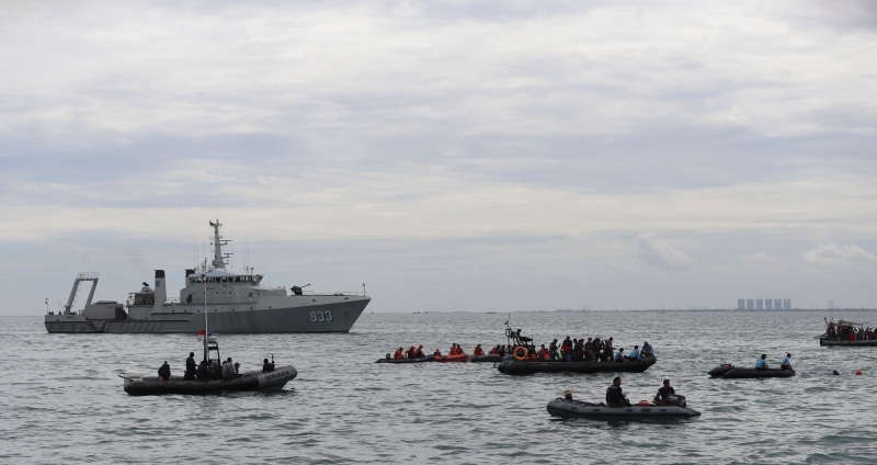 印尼海军派出潜水部队，全力参与坠机搜救行动。（美联社照片）