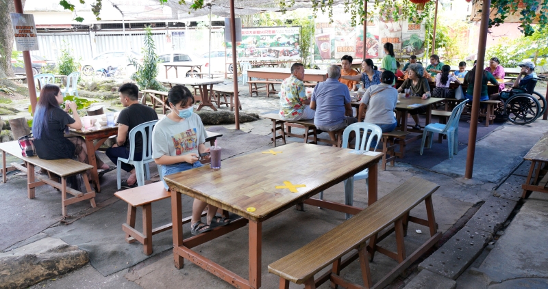这几天怡保市内一些食店堂食人数减少　相信是人们因疫情关系减少出门。