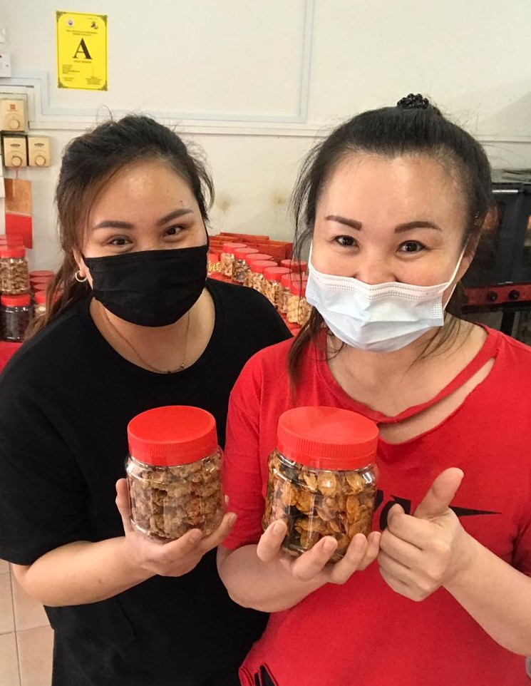 林丽雪（右）表示上个月已开始售卖年饼，今年比去年增加五种新口味。左是陈秋玲。

