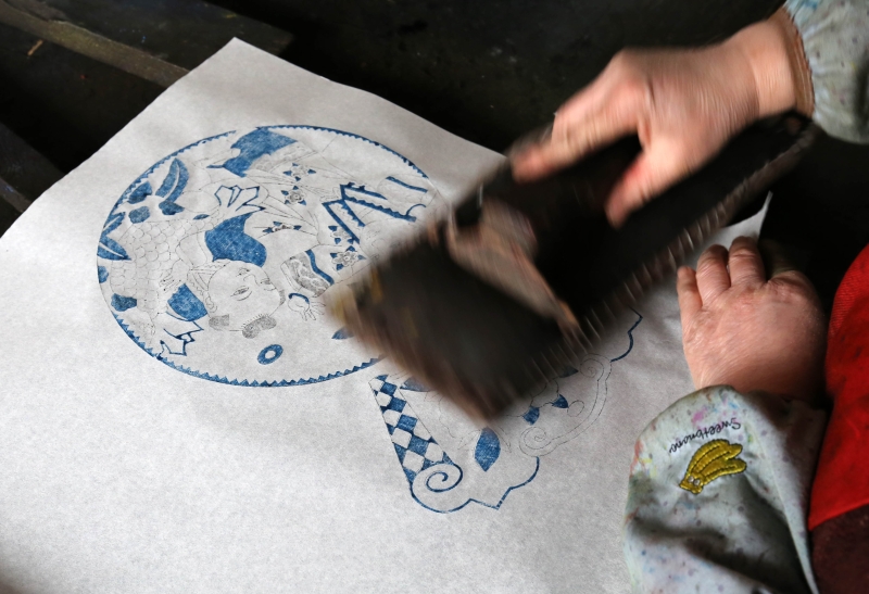 山东省潍坊市寒亭区杨家埠村年画艺人在印制木版年画。
