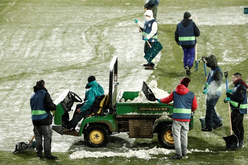 虽然体育场人员在赛前出动铲雪机清理球场上的积雪，但奥萨索纳与皇马开踢后继续下雪，场上作赛状态仍然不理想。（欧新社照片）
