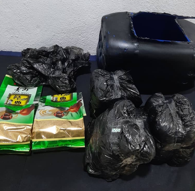 运毒集团先以中国茶包装袋包装毒品，后装入黑色塑料袋，再放入油桶内试图掩人耳目。
