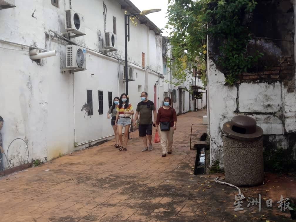 游客使用后巷穿梭于老街区，垃圾问题会破坏甲州形象。
