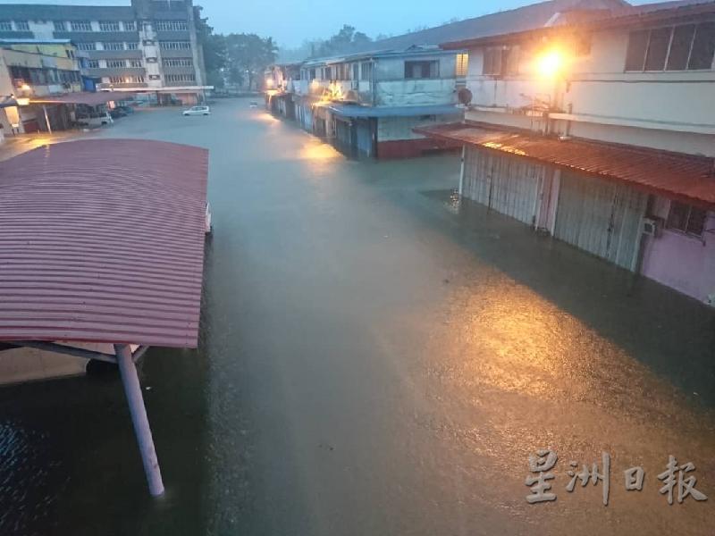 古达县内出现水灾，当地的经济活动也暂时受到影响。