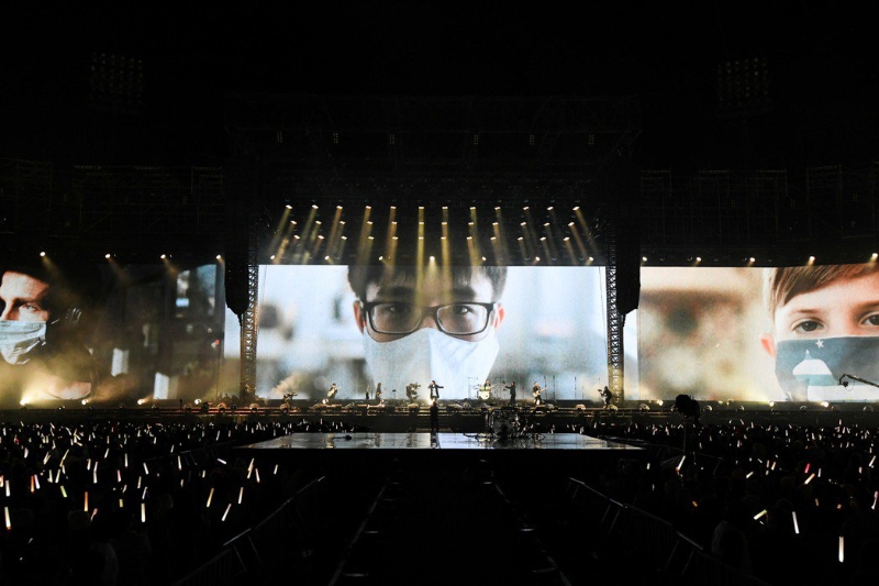 五月天演唱《勇敢》一曲时，后方视讯能看到一群无名英雄的身影。
