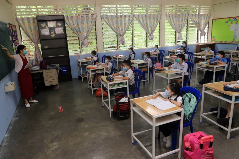 学生在新常态的校园生活中离不开桌椅、口罩及人身距离。