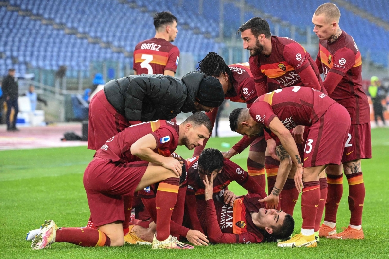 罗马凭藉曼奇尼在比赛最后5分钟进球（躺地者）助队逼平国际米兰，避免了败仗，继续排在第3名。（法新社照片）

