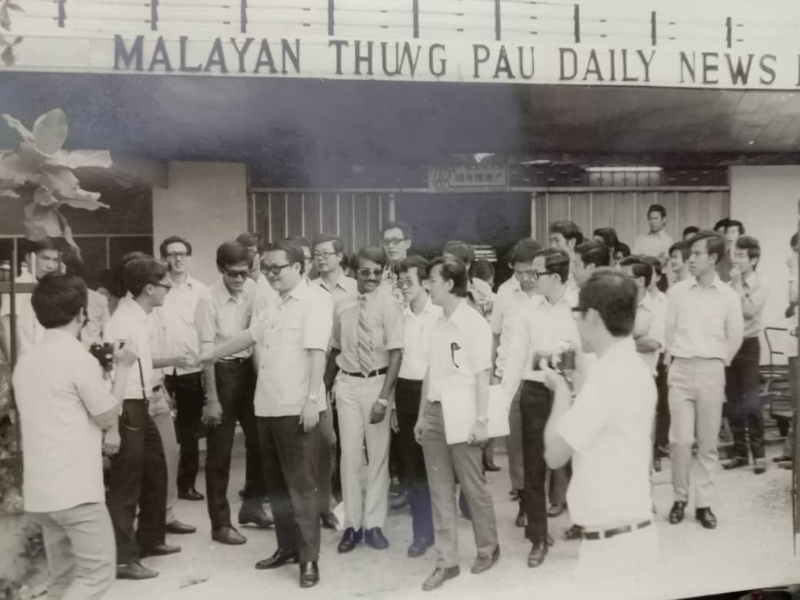 马来亚通报罢工期间，时任劳工部副部长李三春（前排中）到报馆慰问职工会会员。（马来亚通报照片）