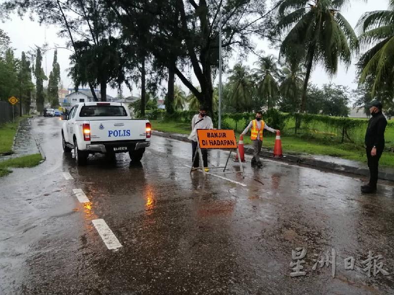 古达警方提醒民众前方道路出现淹水情况。