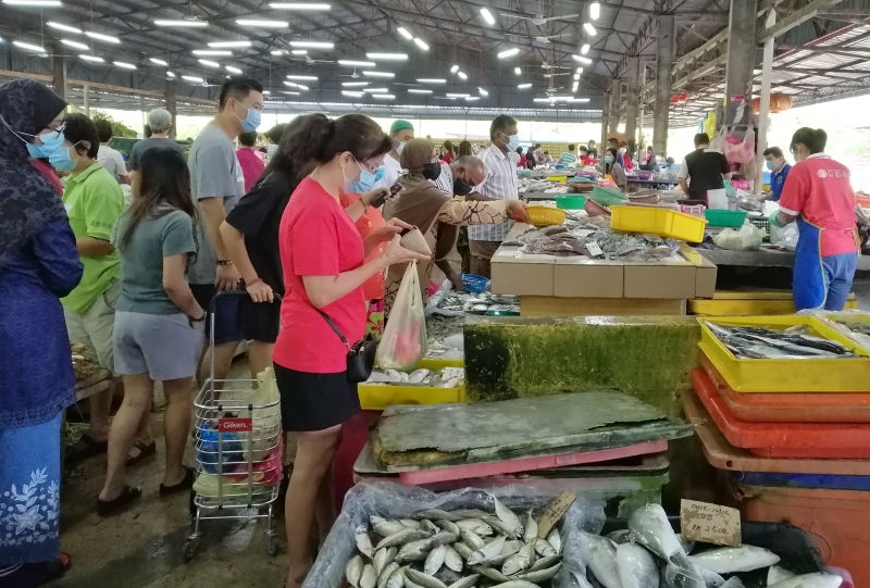 鱼贩菜贩生意都有增加，但没有出现一涌而来的抢购潮。