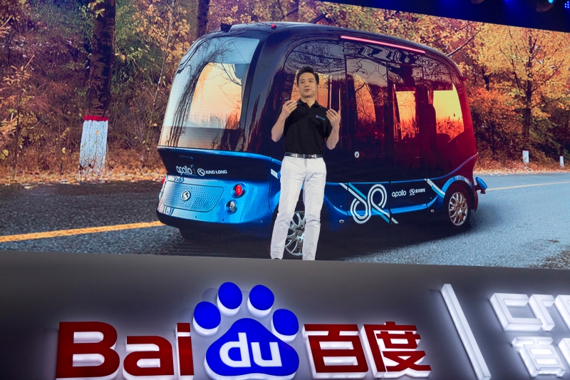 百度CEO李彦宏在2018年宣布，将与金龙客车合作生产的全国首辆商用级无人驾驶微循环电动车“阿波龙”。（美联社照片）


